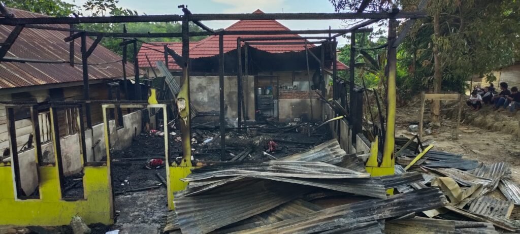 Kondisi rumah yang terbakar di BTN Latjinta Kendari. Foto: Rifal Raha Official. (10/11/2021).