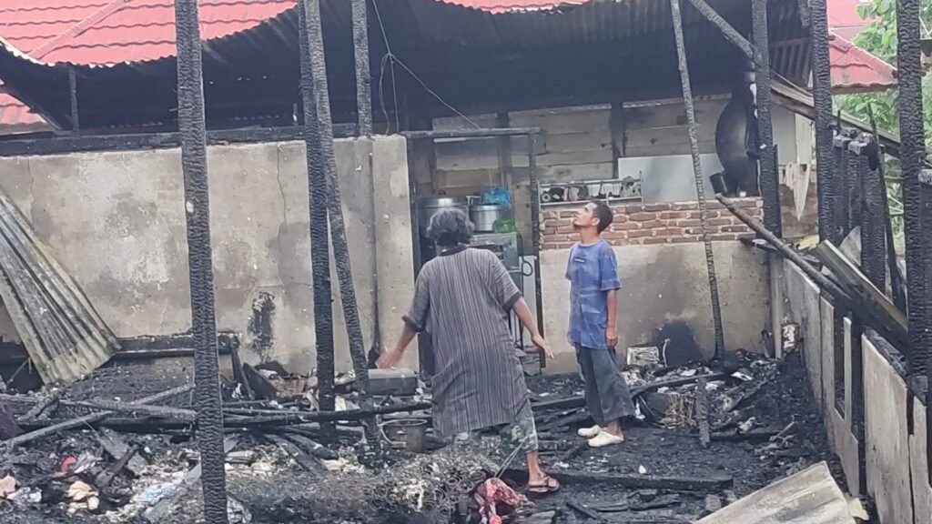 Ridwan (40) saat mengecek rumah miliknya yang terbakar. Foto: Rifal Raha Official.