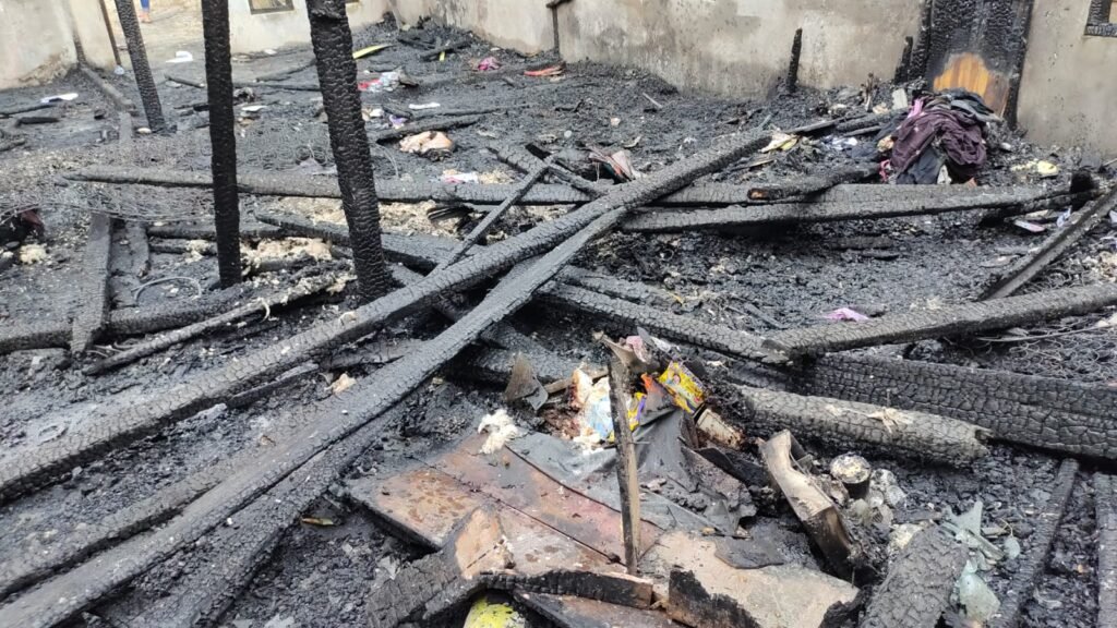 Sisa reruntuhan rumah yang terbakar. Foto: Rifal Raha Official.