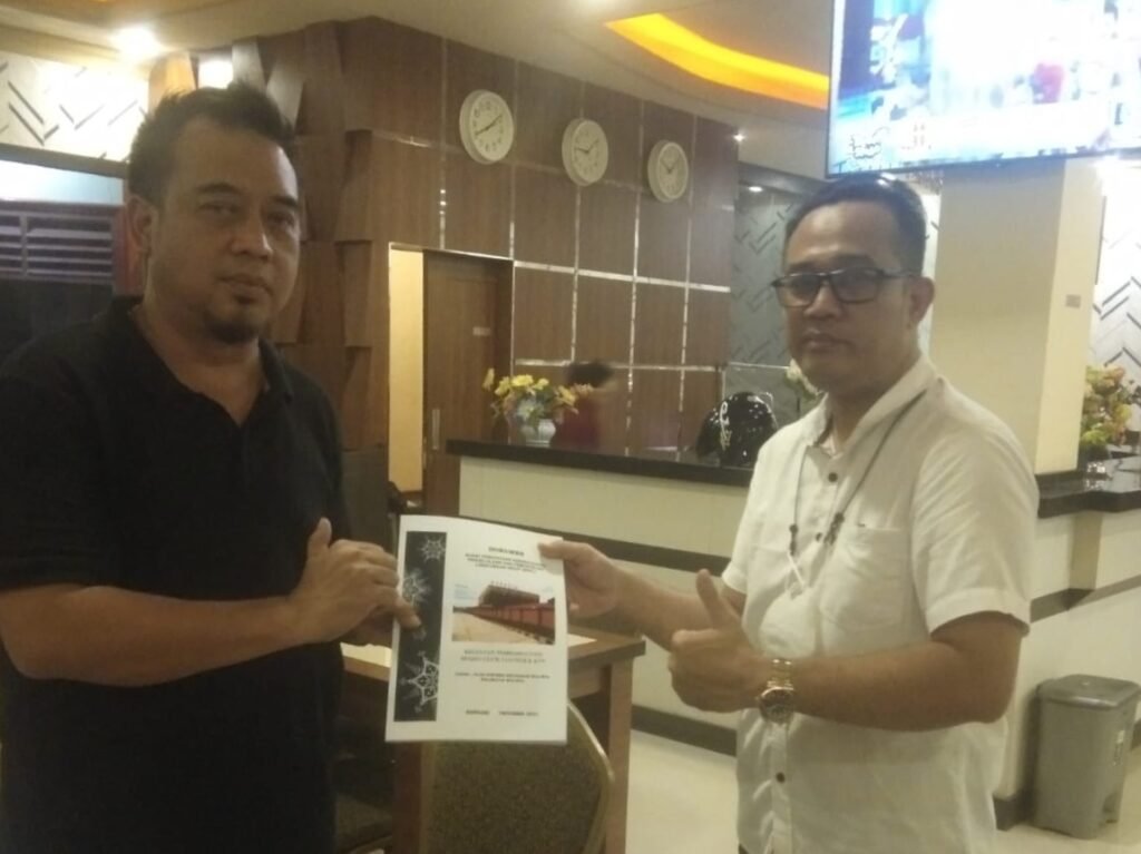 General Manager (GM) Corporate PT YJP, Bagus Anggoro (kiri) dan Operasional Manager Spazio Kendari, Hery Suryono (kanan) menunjukkan izin lingkungan Spazio Kendari.