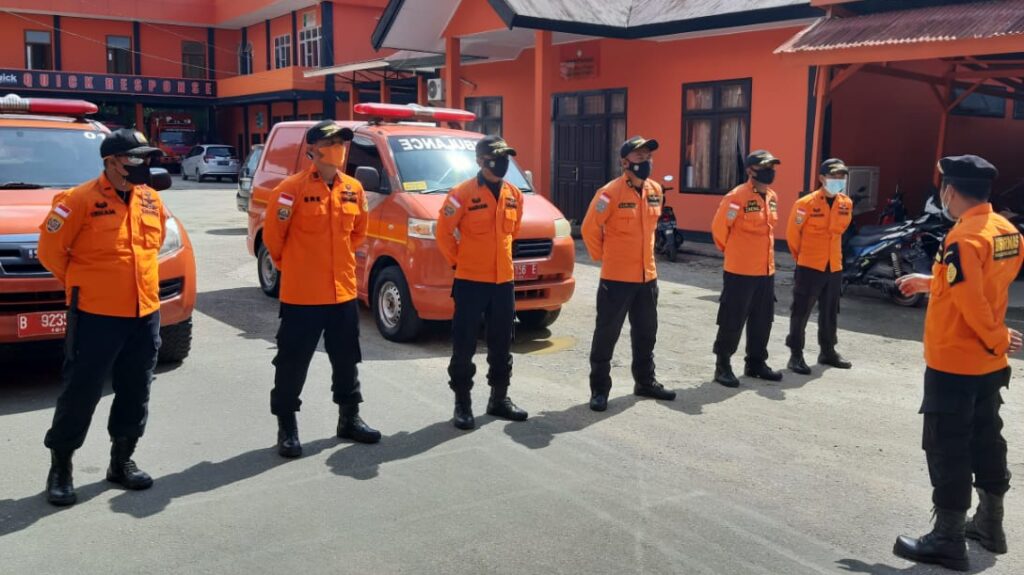 Persiapan Tim Basarnas Kendari melakukan pencarian terhadap orang hilang di hutan Desa Besulutu, Kabupaten Konawe.