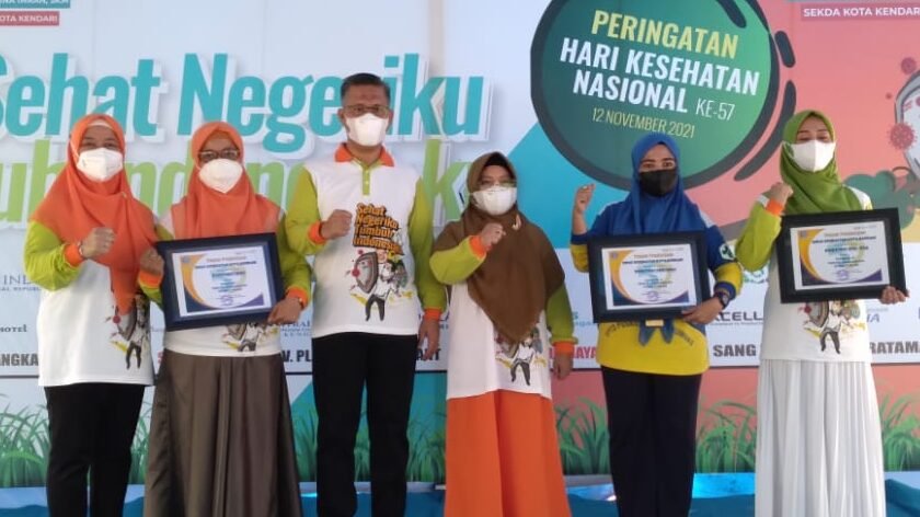 Piagam penghargaan kepada puskesmas terbaik dalam penyelenggaraan STBM berkelanjutan.