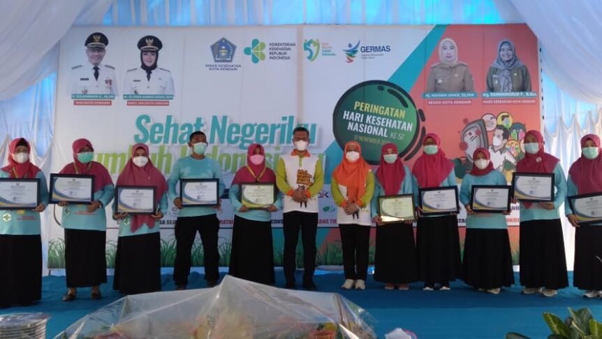 Penghargaan tenaga kesehatan teladan di Kota Kendari.