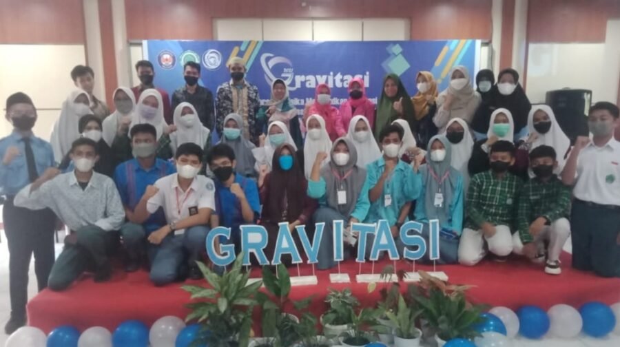 Peserta dan panitia lomba Gravitasi 2021.