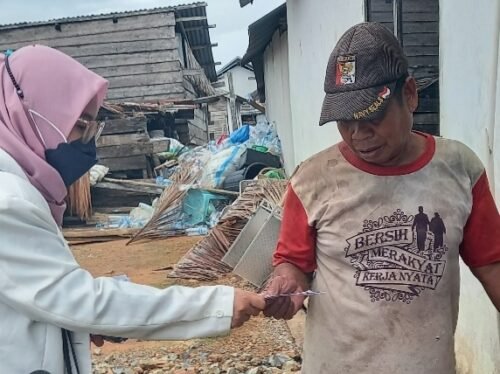 Mahasiswa Profesi Apoteker UHO menyosialisasikan program Dagusibu kepada warga Desa Wawatu, Kecamatan Moramo.