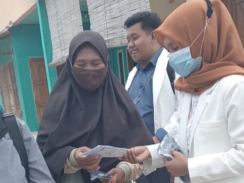 Mahasiswa Profesi Apoteker UHO menyosialisasikan program Dagusibu kepada warga Desa Wawatu, Kecamatan Moramo.