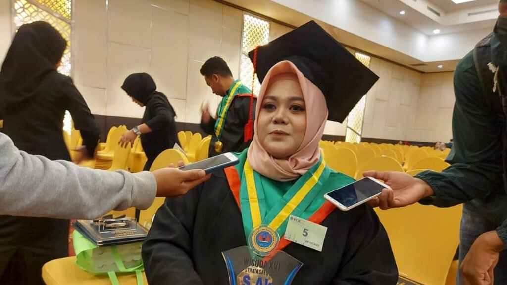 Wisudawan terbaik STIE 66 Kendari, Gusti Putri Ayu.