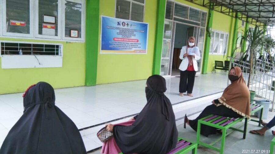 Sosialisasi mahasiswa PSPA UHO terkait penggunaan obat rasional di Puskesmas Puuwatu.