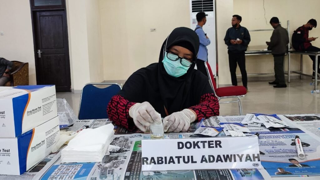 Petugas BNNP Sultra melakukan pengetesan urin mahasiswa Fakultas Tarbiyah dan Ilmu Keguruan IAIN Kendari.