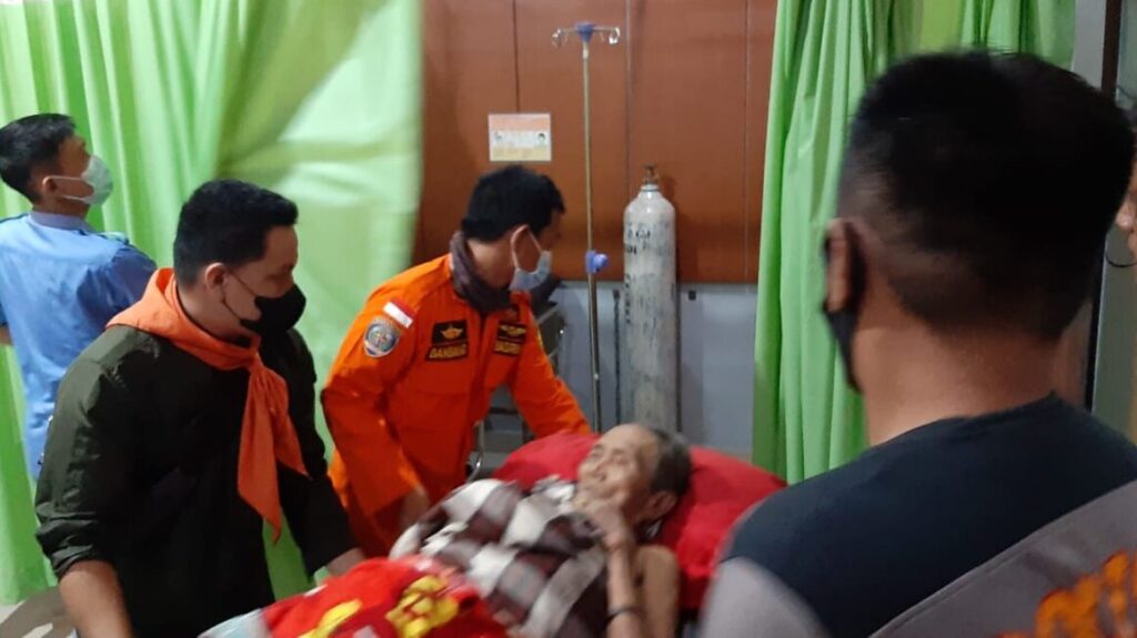 Proses evakuasi korban hilang di hutan Desa Besulutu, Kabupaten Konawe.