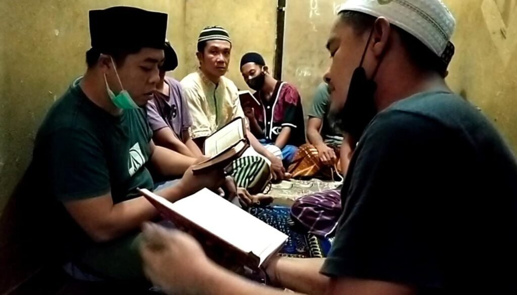 Para tahanan di Mapolsek Poasia yang secara berjemaah tadarusan.