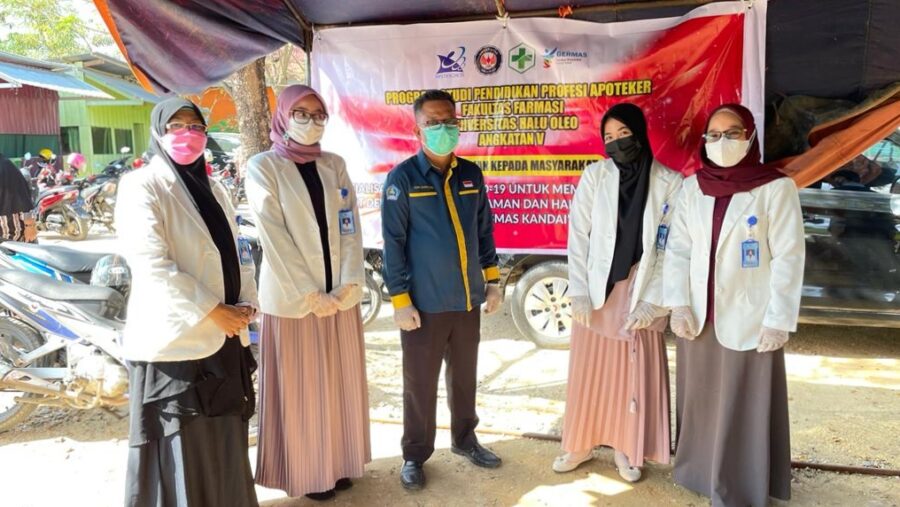 Empat mahasiswa Program Studi Profesi Apoteker (PSPA) yang tergabung dalam Tim LPPM UHO.