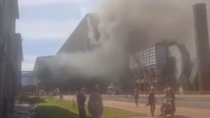 Kepulan asap menyelimuti PT OSS Kecamatan Morosi, Kabupaten Konawe, Sulawesi Tenggara (Sultra).