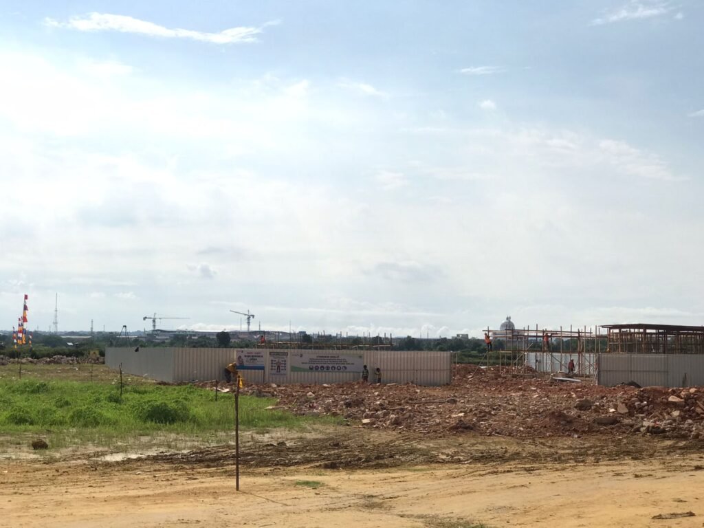 Proses pembangunan jalan kembar di Jalan Z.A. Sugiarto Kota Kendari. Foto: Yusrin Ramadhan/Kendariinfo. (23/11/2021).