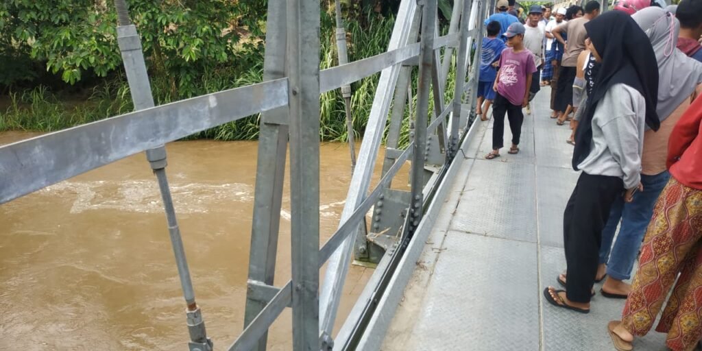 Petugas dan warga setempat melakukan pencarian terhadap ibu dan anaknya yang tenggelam di Sungai Pundoho.
