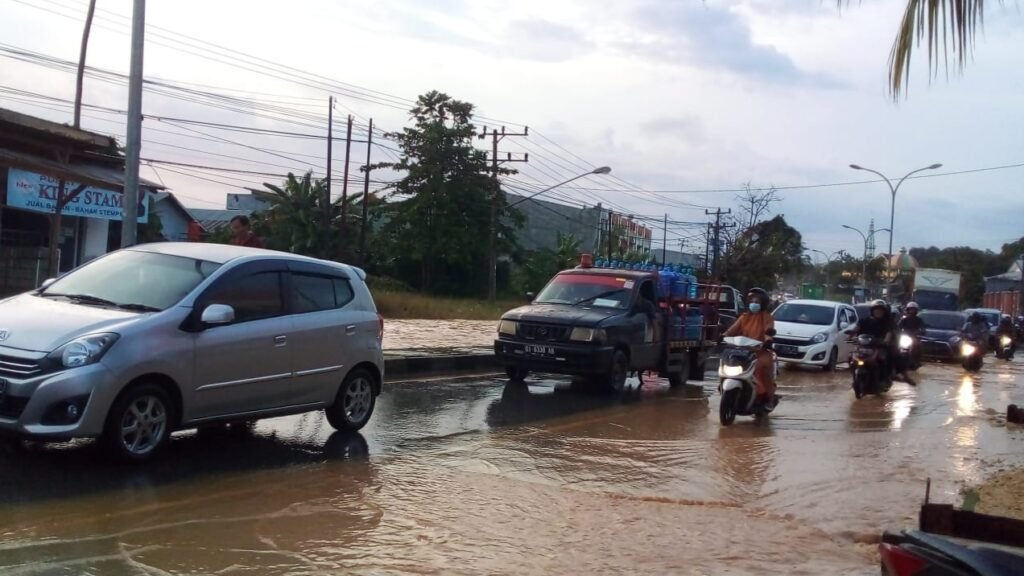 Pengendara yang melintas di Jalan D.I. Panjaitan terjebak macet.