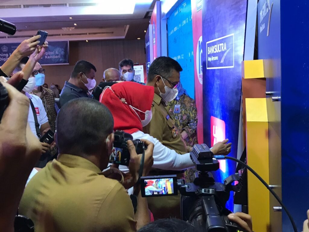 Proses pembayaran pajak melalui ATM Bank Sultra. Foto: Yusrin Ramadhan/Kendariinfo. (30/11/2021).