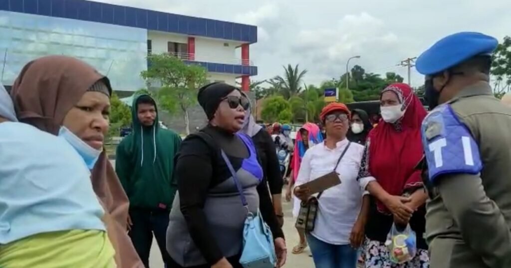 Puluhan Warga Demo Tolak Pergantian Lurah Talia: Baru 4 Bulan Diganti