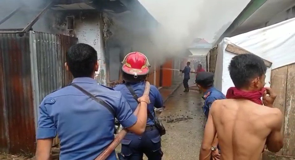 Proses pemadaman api kebakaran di Pasar Pedagang Kaki Lima (PKL) Paddys Market Kendari. Foto: Istimewa.