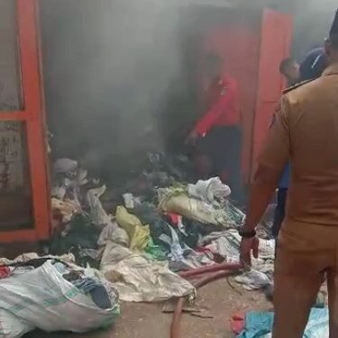 Kebakaran di Pasar Pedagang Kaki Lima (PKL) Paddys Market Kendari. Foto: Istimewa.