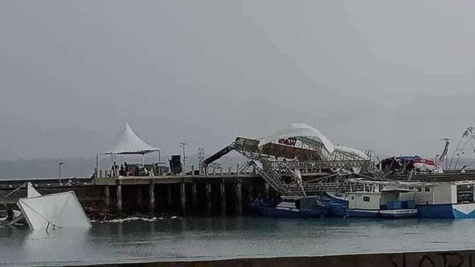 Kondisi panggung acara, tenda, hingga stand Wakatobi Wonderful Festival and Expo (WAVE) 2021 masuk ke laut akibat angin kencang disertai hujan deras.