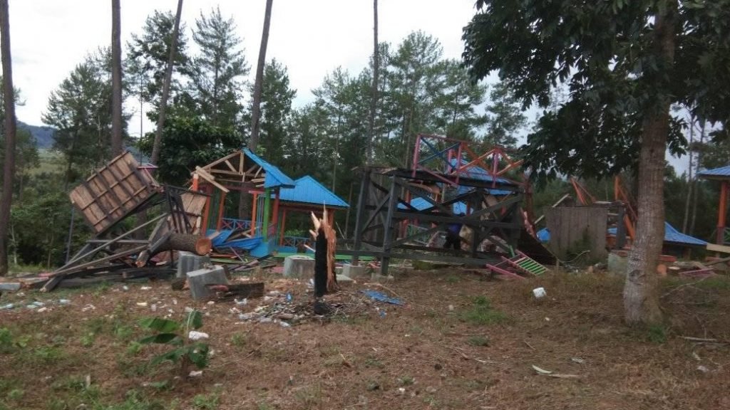 Pohon pinus tumbang menimpa fasilitas Puncak Alamo, Kolaka Timur (Koltim).