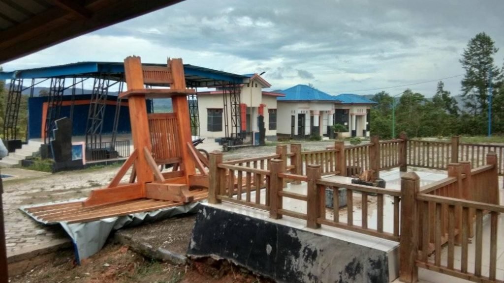 Kondisi Puncak Alamo di Kolaka Timur (Koltim), Sulawesi Tenggara (Sultra) usai diterjang angin kencang.