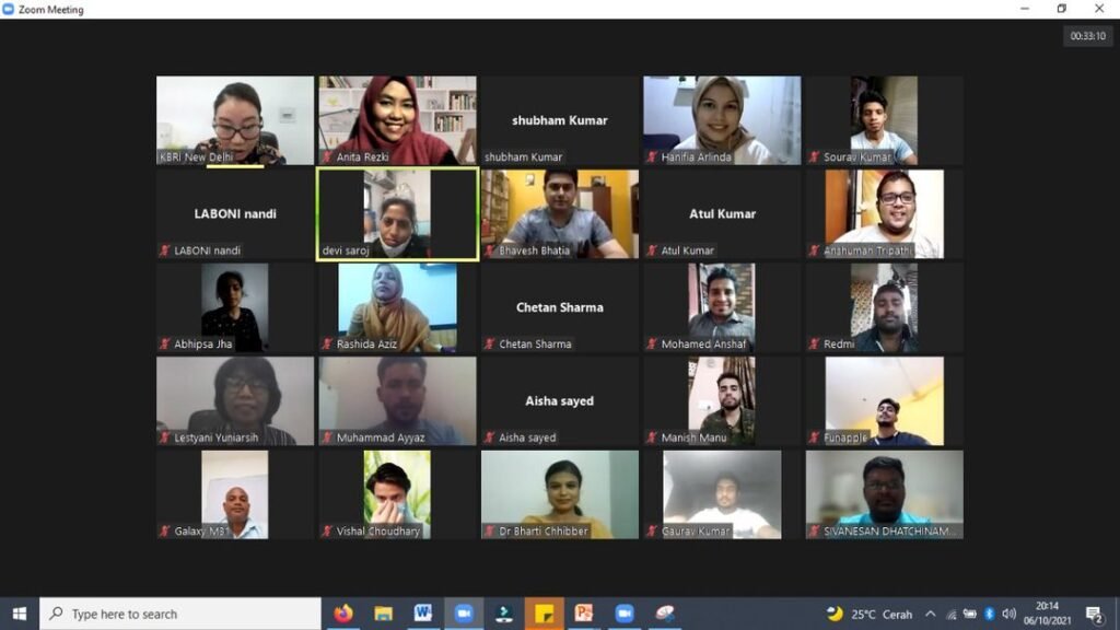 Anita Rezki saat mengajar warga India via aplikasi Zoom. Foto: Istimewa.