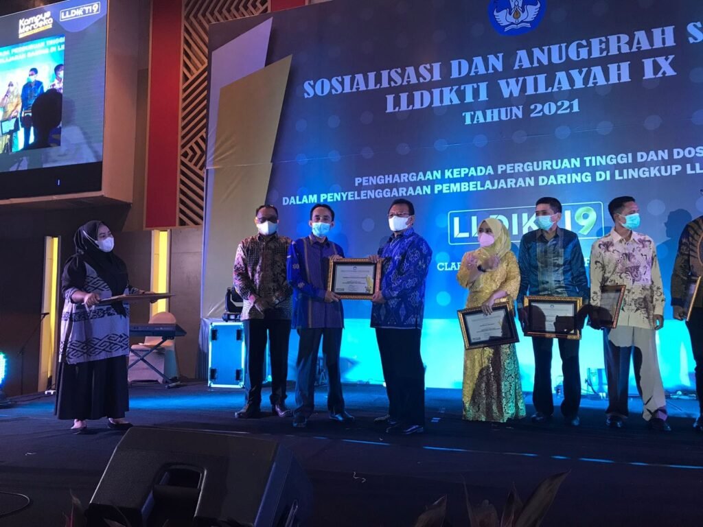 Rektor UM Kendari, Amir Mahmud menerima langsung penghargaan di malam penganugerahan SPADA Awards 2021. Foto: Istimewa.