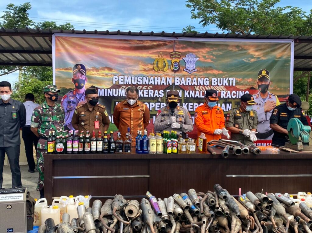 Konferensi pers pemusnahan ratusan miras dan knalpot racing di Halaman Kantor Satuan Lalu Lintas Polres Konawe.