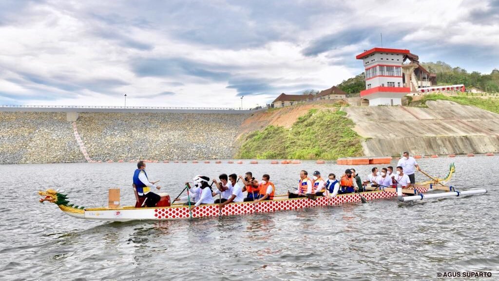 Jokowi Dayung Perahu Naga saat Resmikan Bendungan Ladongi Jokowi Dayung Perahu Naga saat Resmikan Bendungan Ladongi