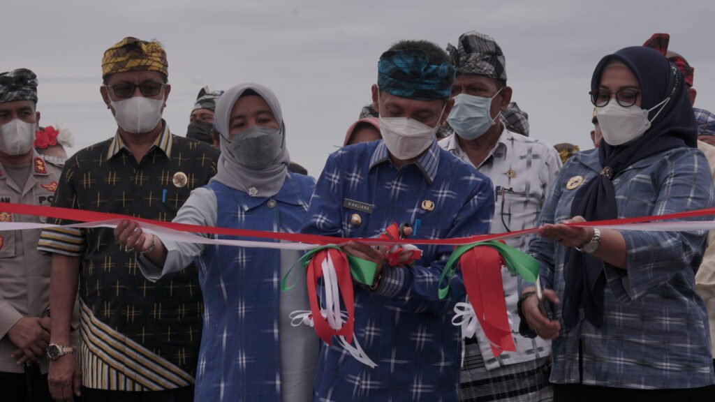 Pemotongan pita pembukaan Expo UMKM, Industri Kreatif, dan Ekonomi Digital di Marina Togo Mowondu oleh Bupati Wakatobi, Haliana.