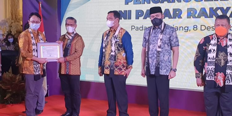 Penghargaan Pasar SNI yang diterima langsung oleh Wali Kota Kendari, Sulkarnain Kadir. Foto: Istimewa.