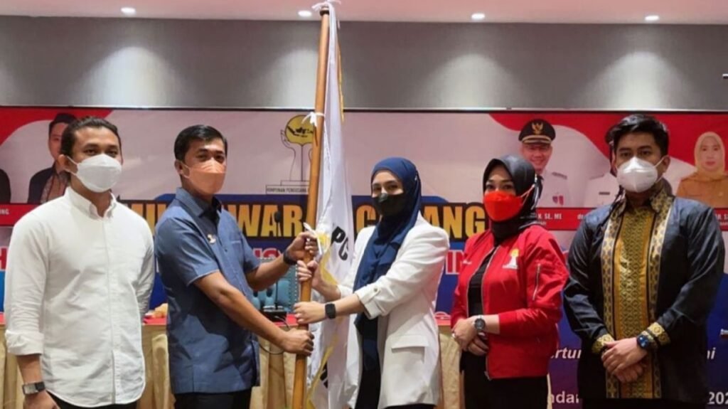 Penyerahan bendera pataka kepada Ketua HIPMI Kendari terpilih, Sasmita Sugiardi.