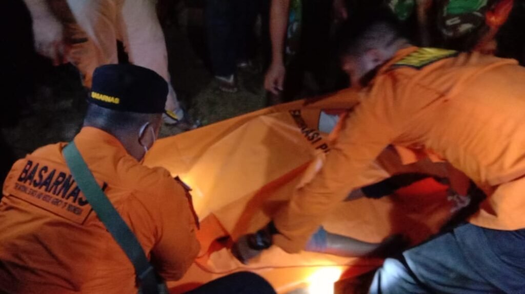 Korban dievakuasi dalam keadaan meninggal dunia setelah jatuh ke sumur sedalam 25 meter.