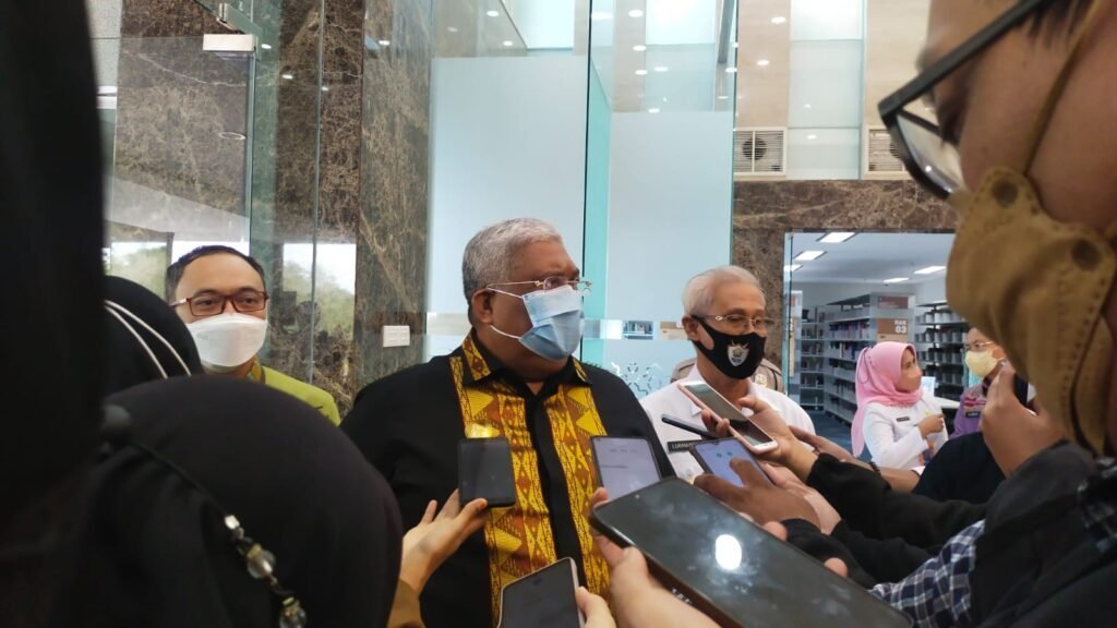 Gubernur Sulawesi Tenggara, Ali Mazi usai menghadiri peresmian Kantor Bank Indonesia KPw Sultra. Foto: Ferito Julyadi/Kendariinfo. (1/12/2021).