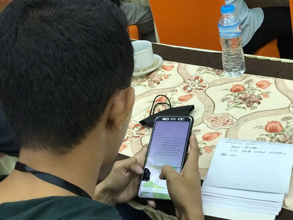 Salah satu peserta saat melakukan simulasi copywriting untuk konten media sosial usaha. Foto: Yusrin Ramadhan/Kendariinfo. (4/12/2021).