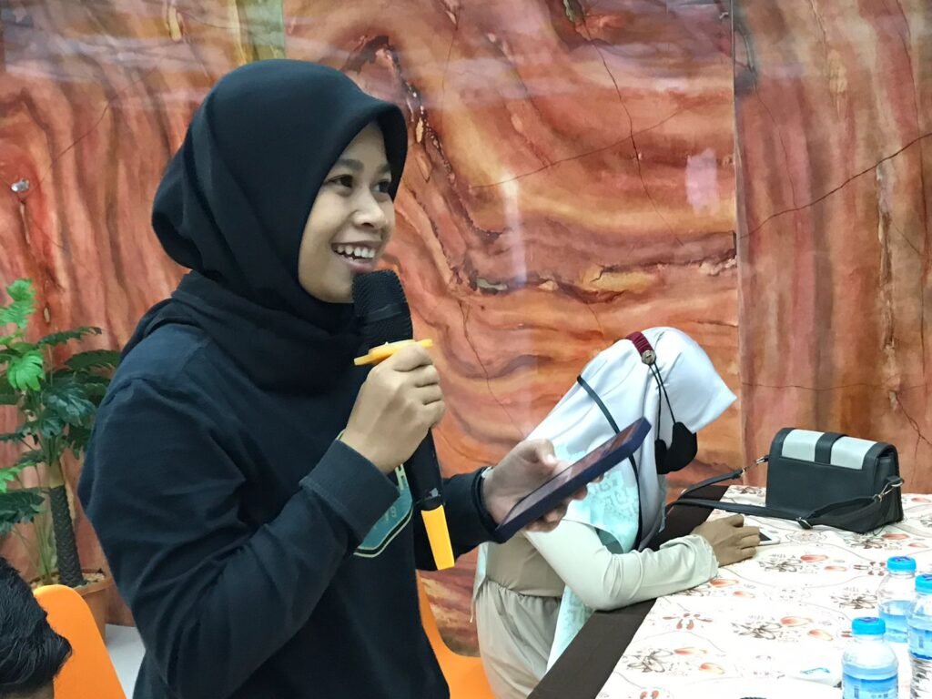 Salah satu peserta saat membacakan hasil copywriting-nya. Foto: Yusrin Ramadhan/Kendariinfo. (4/12/2021).