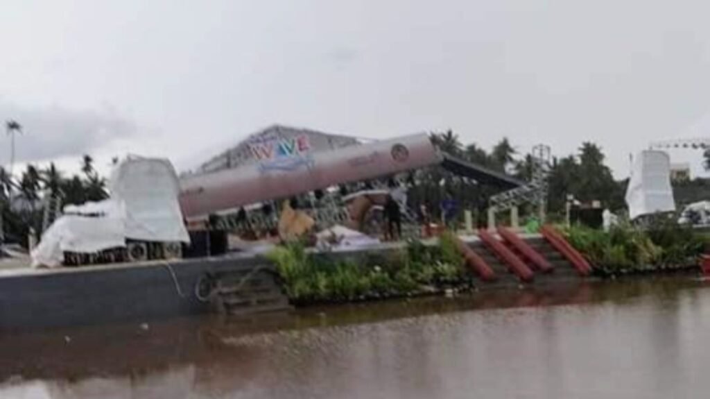 Kondisi panggung utama Wakatobi WAVE 2021 yang roboh.