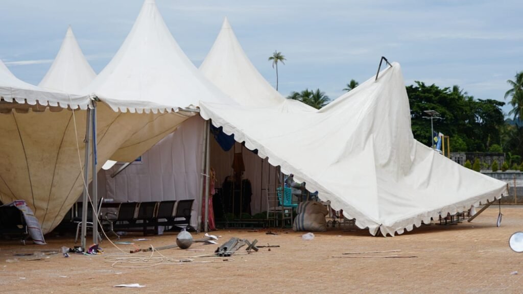 Stand Expo UMKM, Industri Kreatif, Ekonomi Digital di Marina Togo Mowondu roboh diterjang angin puting beliung.