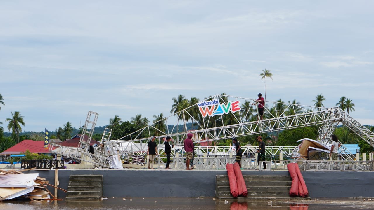Puting Beliung Robohkan Panggung, Kegiatan Wakatobi WAVE 2021 Dipindahkan Puting Beliung Robohkan Panggung, Kegiatan Wakatobi WAVE 2021 Dipindahkan