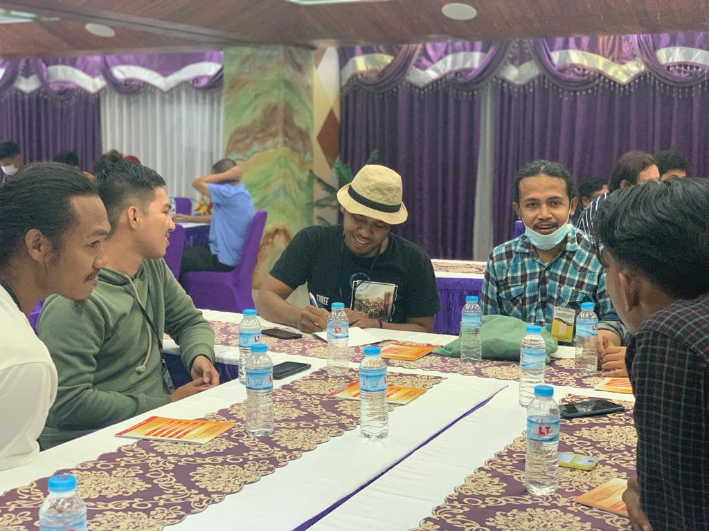Para peserta FGD saling berdisiskusi.
