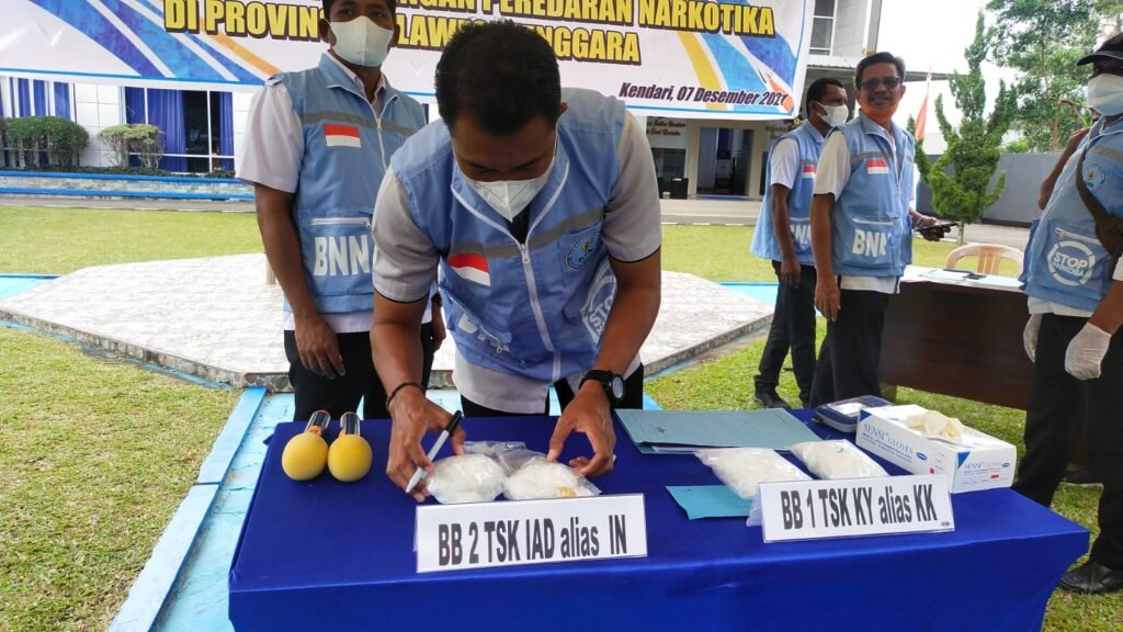 Barang bukti milik kedua tersangka.