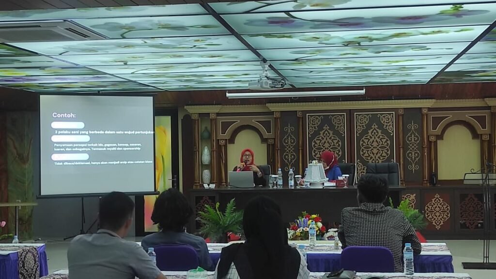 Pegiat seni sastra di Kota Kendari, Wa Ode Nur Iman saat membawakan materi.