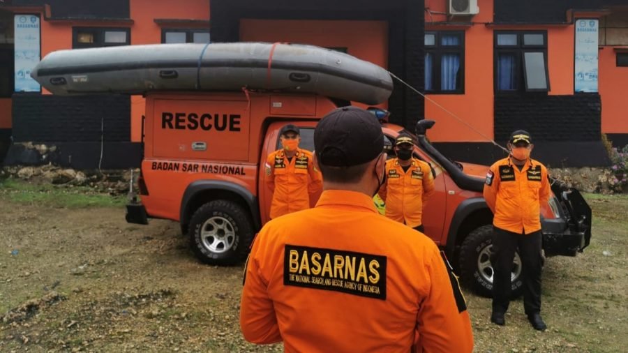 Dihantam Gelombang, Perahu Nelayan di Buton Terbalik Dihantam Gelombang, Perahu Nelayan di Buton Terbalik