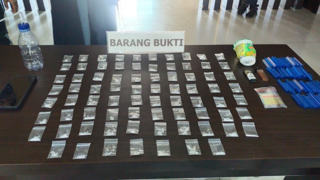 77 paket sabu-sabu yang diamankan dari pelaku.