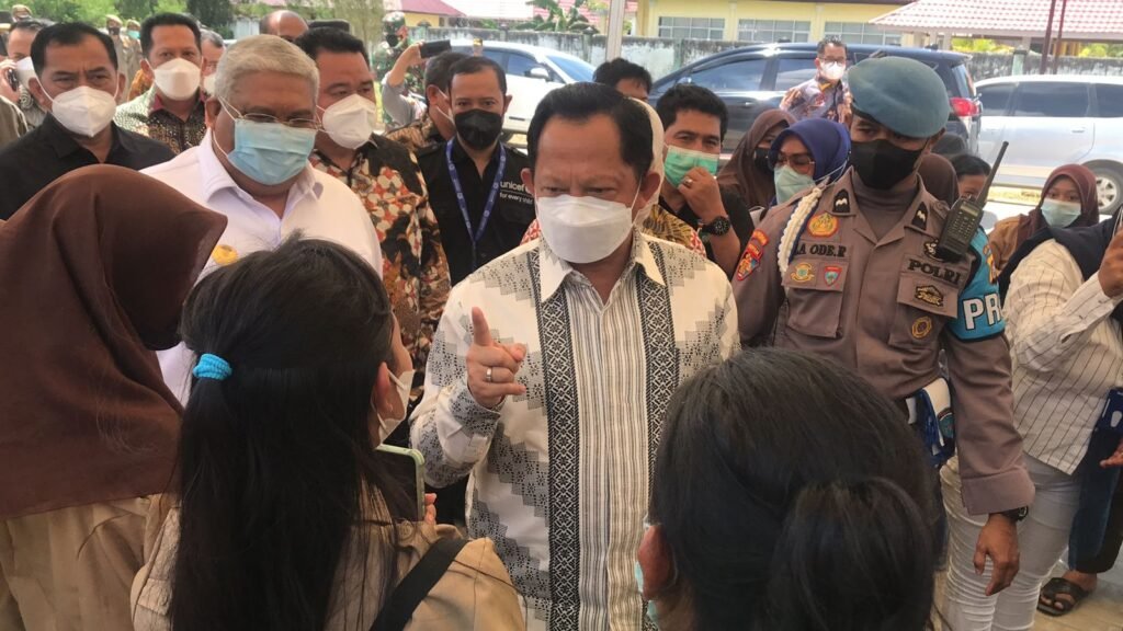 Mendagri Tito Karnavian saat melakukan kunjungan ditemani Gubernur Ali Mazi. Foto: Yusrin Ramadhan/Kendariinfo. (11/12/2021).