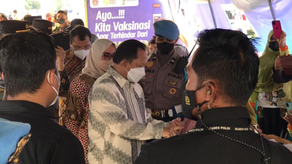 Mendagri Tito Karnavian saat melakukan kunjungan ditemani Gubernur Ali Mazi. Foto: Yusrin Ramadhan/Kendariinfo. (11/12/2021).