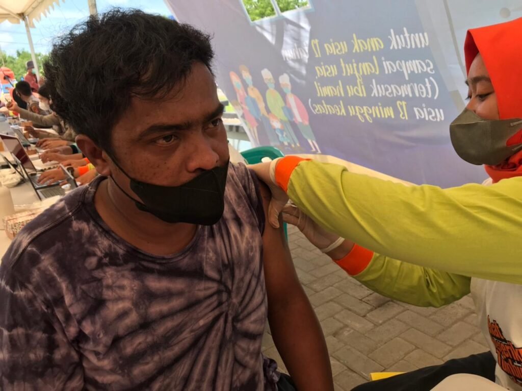 Masyarakat divaksin Covid-19. 