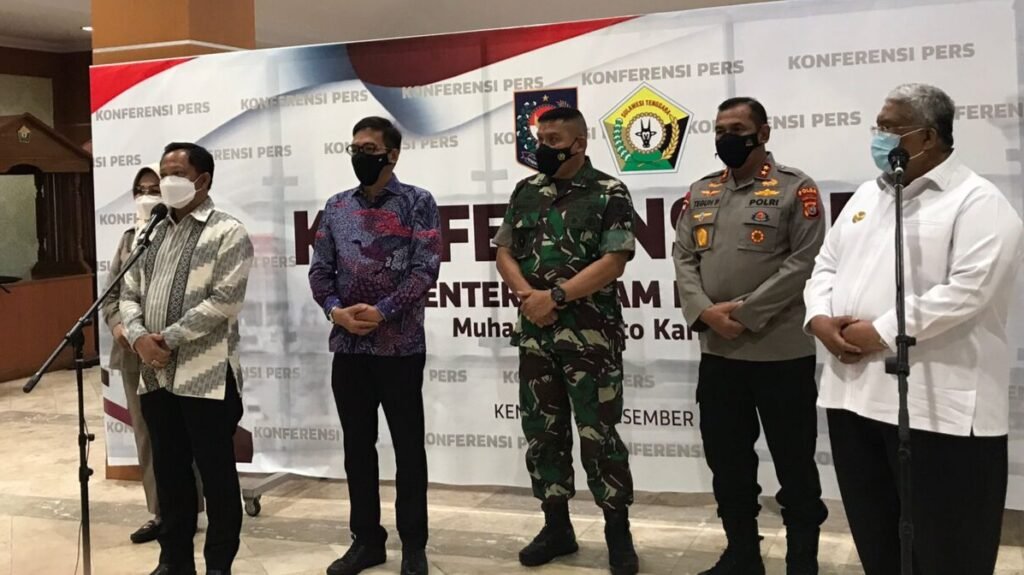 Menteri Dalam Negeri (Mendagri) Republik Indonesia (RI), Tito Karnavian saat melakukan jumpa pers di Rujab Gubernur Sultra.